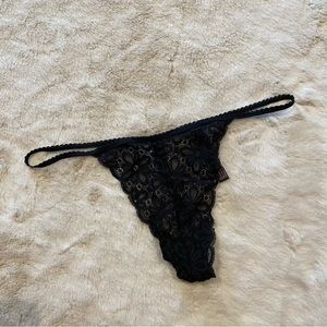 NWOT(M) Victoria’s Secret V-String Thong Panty Black Daisy Lace Medium Floral